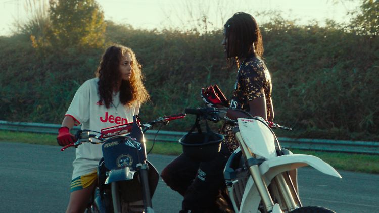Vor ihrem ersten Stunt macht Abra (Dave Nsaman) Julia (Julie Ledru) Mut. Er ist einer der wenigen, der Julia nicht sofort davonjagen will.