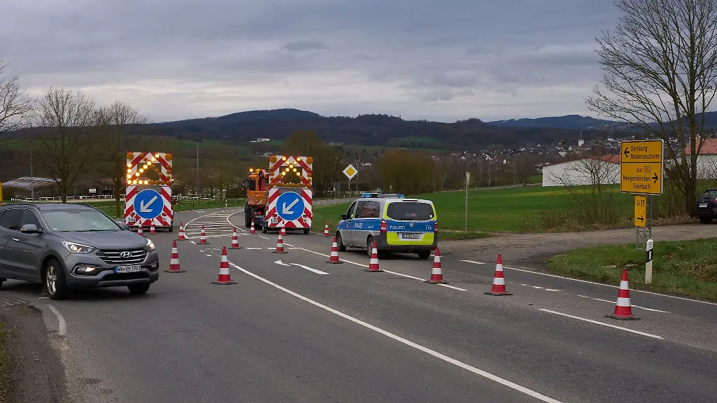 Polizeibeamte-sperren-die-Zufahrtsstrasse-nach-Hadamar-Niederzeuzheim-ab
