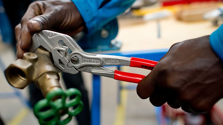 Die Theorie sieht für Asylberechtigte einen klaren Weg auf den deutschen Arbeitsmarkt vor. Doch die Praxis gestaltet sich meist ganz anders.