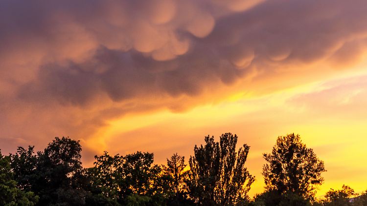 Heranziehende Unwetterfront: Im Osten wurde es in der Nacht kaum kühler.
