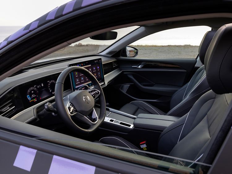 Nach innen ist der Blick in den VW Passat schon frei: Auch im Interieur gibt es ein paar Neuerungen.