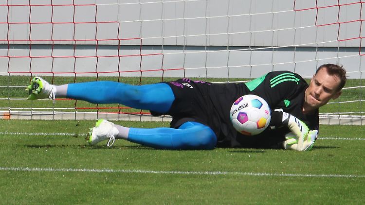 Manuel Neuer hält schon wieder Bälle, das Mannschaftstraining des FC Bayern findet aber noch ohne ihn statt.