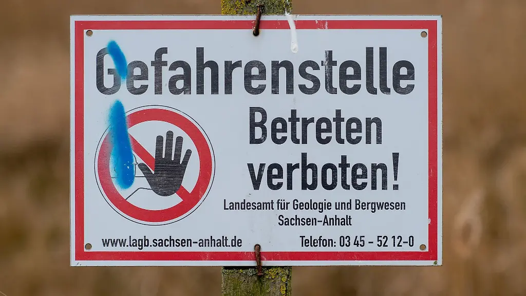 Gefahrenstelle-Betreten-Verboten-steht-vor-dem-Gelaende-der-ehemaligen-Tongrube-Vehlitz