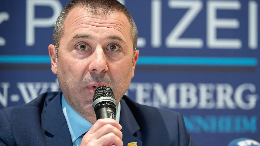 Joerg-Albrecht-Oberbuergermeister-von-Sinsheim-spricht-2021-waehrend-einer-Pressekonferenz-zu-einem-Toetungsdelikt-an-einem-13-Jaehrigen