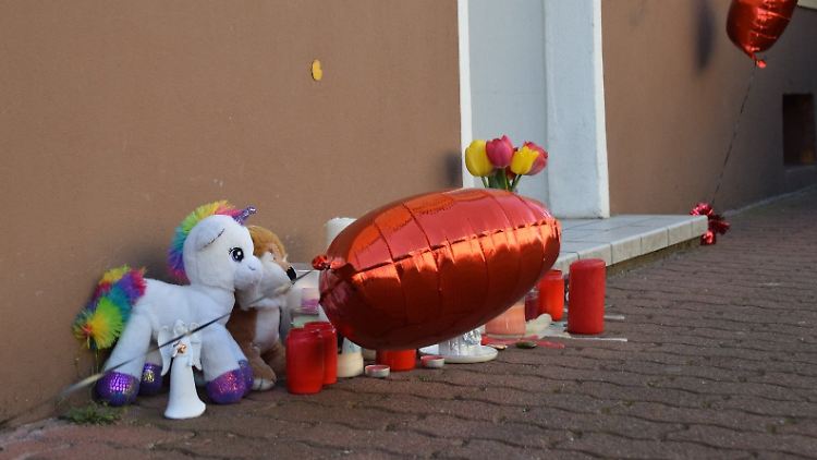 Plüschtiere und Kerzen stehen nach dem gewaltsamen Tod zweier Kinder am Tatort.
