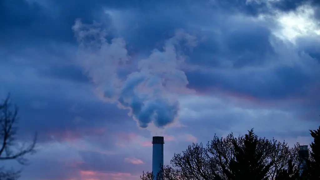 Dampf-steigt-am-Abend-aus-einem-Schornstein