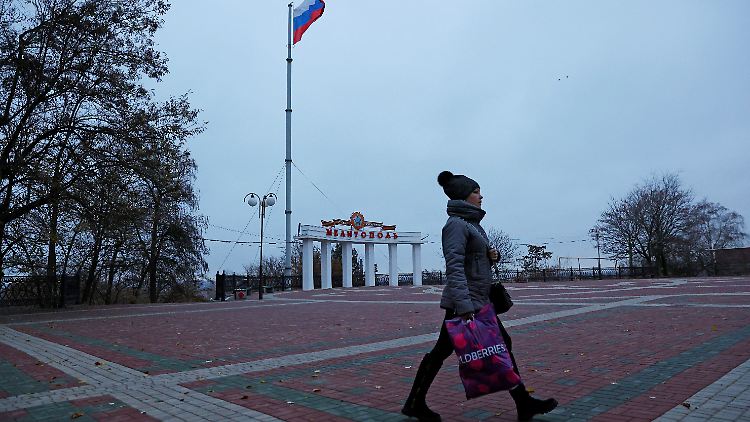 Melitopol unter russischer Flagge. Es gebe in der Region kein Unternehmen mehr, "das nicht mit dem Feind zusammengearbeitet hat", sagt Exil-Bürgermeister Fedorow. 