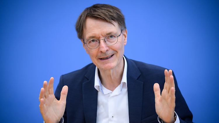 Gesundheitsminister Lauterbach kritisiert, dass die Pharmaindustrie bislang zu wenig an Long-Covid-Behandlungen forsche.