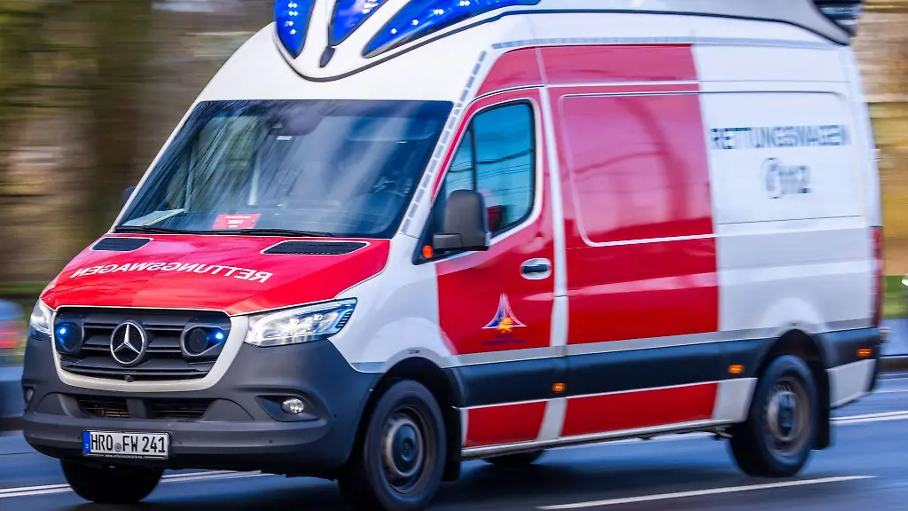 Ein-Rettungsfahrzeug-ist-mit-Blaulicht-bei-einem-Noteinsatz-unterwegs