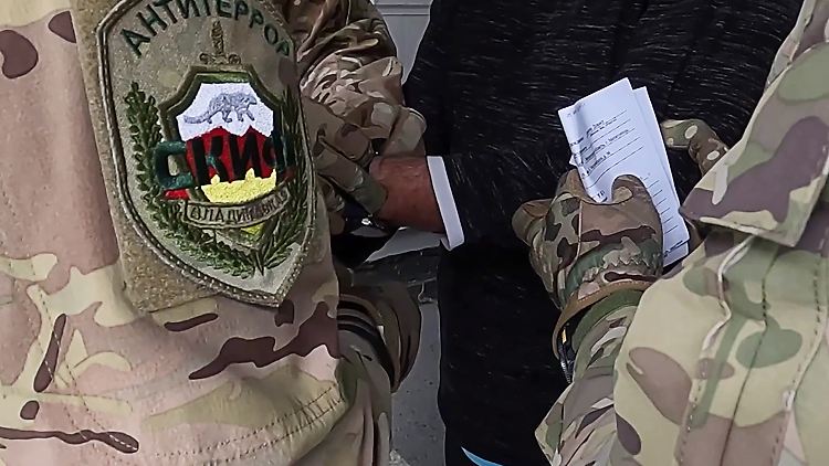 Mitglieder des FSB bei der Verhaftung eines Ukrainers - russische Geheimdienste befeuern den Krieg auch durch Falschnachrichten (Archivbild).