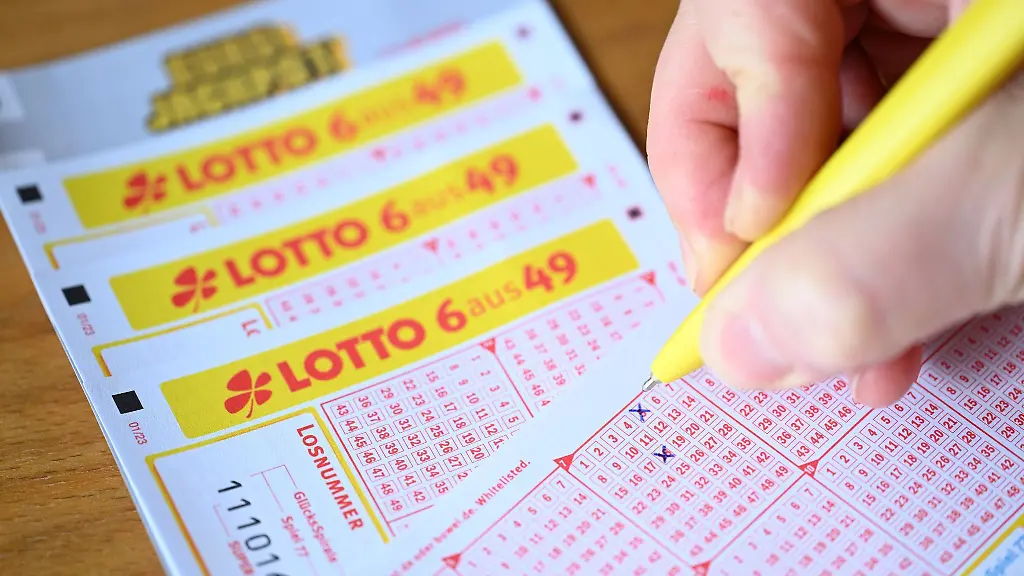 Eine-Frau-fuellt-einen-Lottoschein-aus