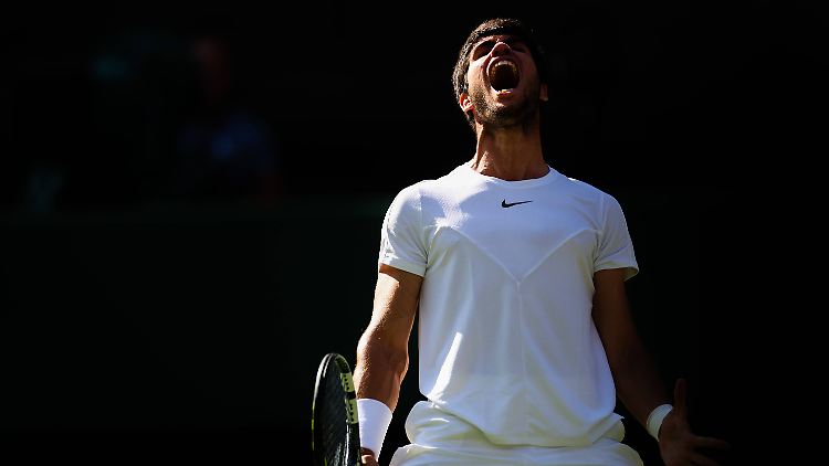 Carlos Alcaraz steht im Halbfinale von Wimbledon.