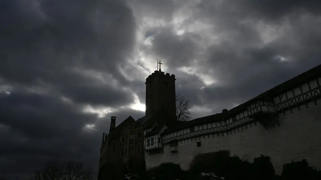 Dunkle-Wolken-ziehen-ueber-die-Wartburg-die-seit-Dezember-1999-auf-der-Unesco-Welterbeliste-steht