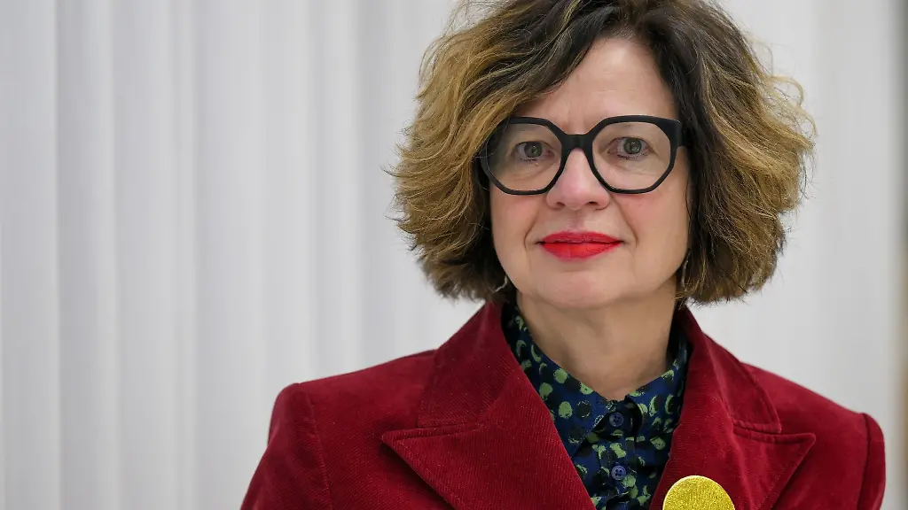 Bettina-Erzgraeber-Rektorin-der-Burg-Giebichenstein-Kunsthochschule-Halle-steht-in-einer-Werkstatt-der-Hochschule