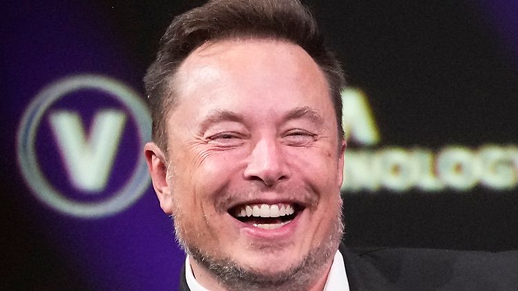 Wird auf die Schadensersatzforderung der entlassenen Mitarbeiterin nicht so freudig reagieren: Twitter-Chef Elon Musk. 