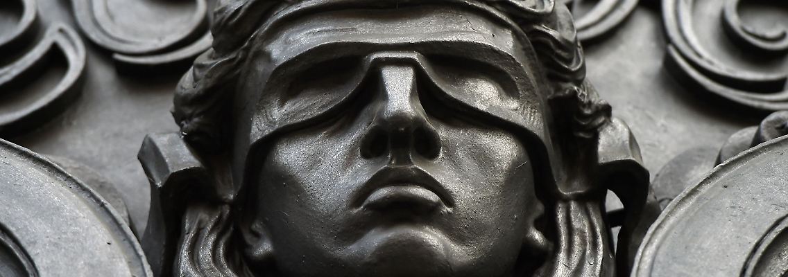 Eine Figur der blinden Justitia.