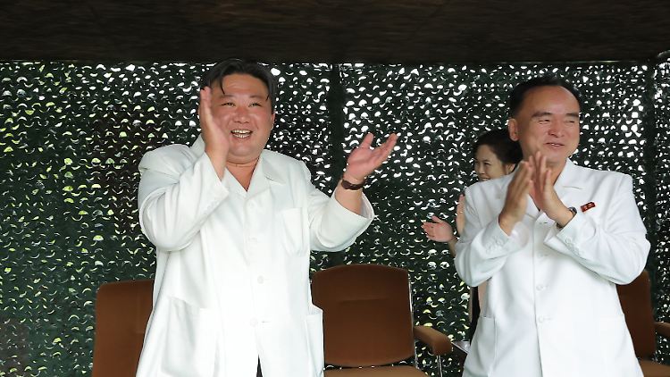Ein mehr als zufriedener Kim Jong Un ...