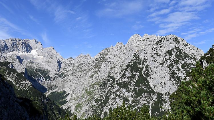 Teilweise mit Schnee bedeckt ist der Rest des Höllentalferners unterhalb der Zugspitze im Höllental. Er ist einer der letzten vier Gletscher in Deutschland.