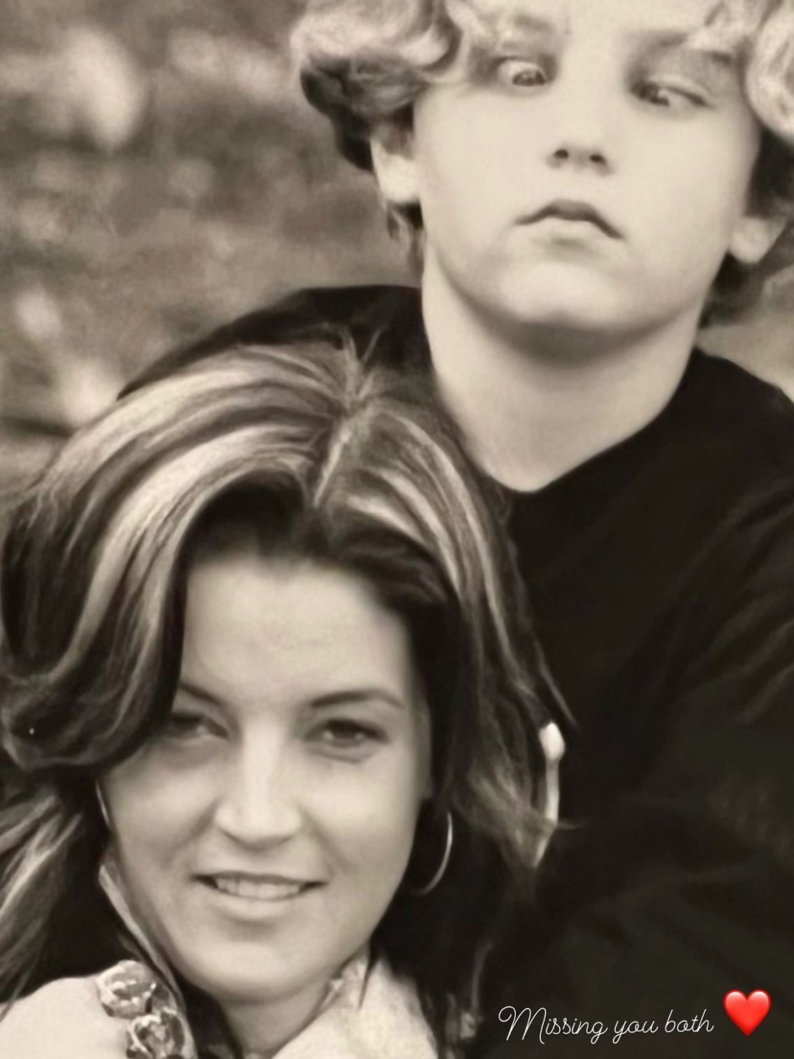 Mit diesem Foto von Mutter Lisa Marie Presley und Bruder Benjamin erinnert Keough an die beiden.