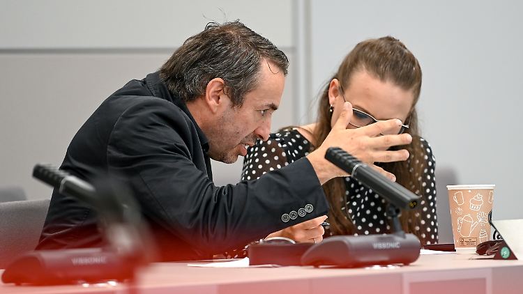 Rechtsextremist Sven Liebich bespricht sich im Amtsgericht Halle mit seiner Anwältin Christina Reißmann.
