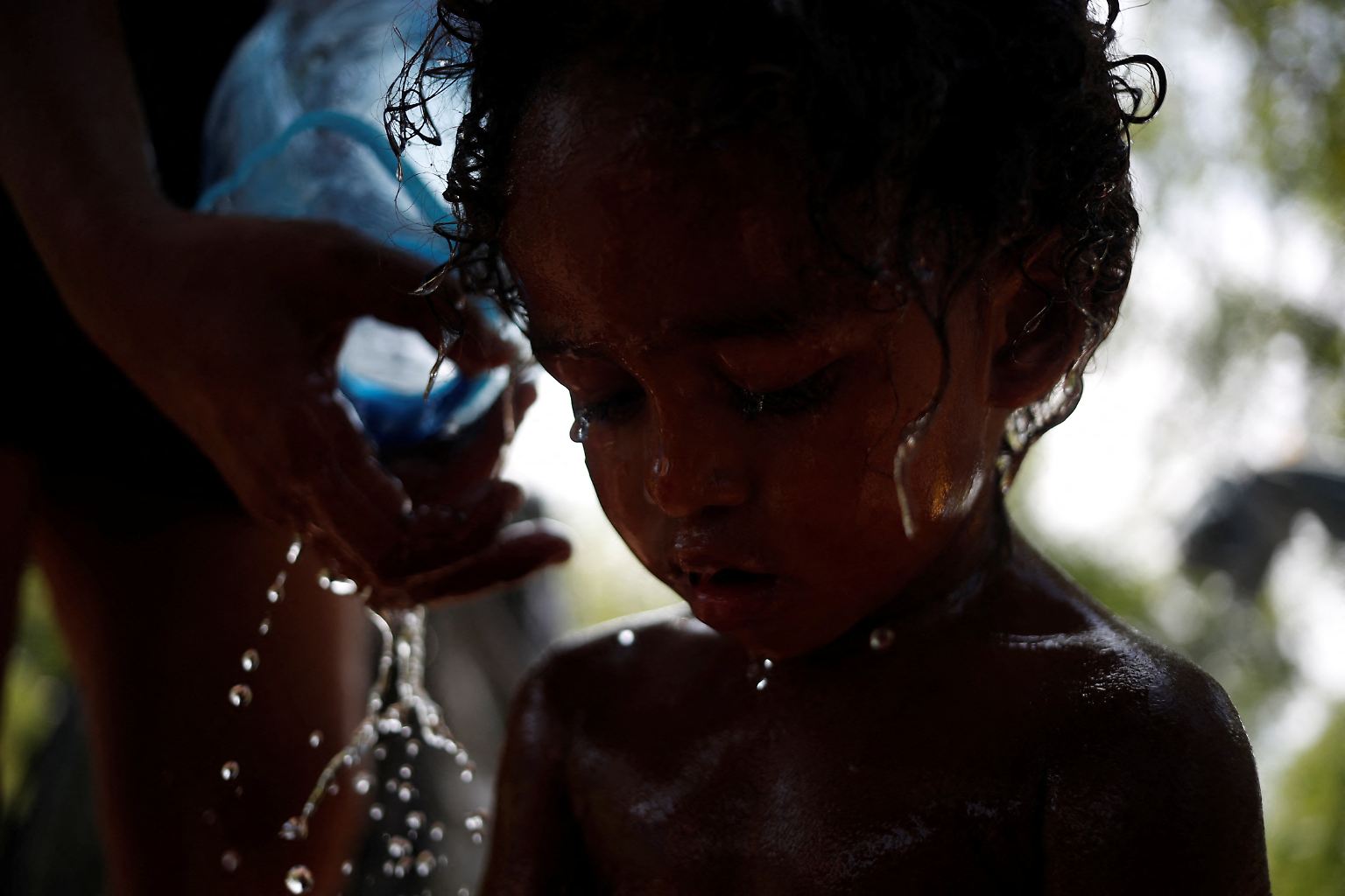 An einem Nachmittag im Juni klettern die Temperaturen auf fast 38 Grad Celsius und Alejandra Pena gibt ihrem einjährigen Sohn Natanael Wasser.