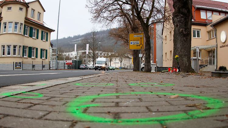 Grüne Kreise wurden von der Polizei zur Beweisaufnahme auf den Gehweg gesprüht, nachdem ein Jugendlicher eine 78-Jährige vom Fahrrad gestoßen haben soll.