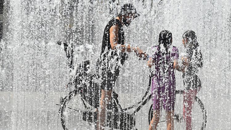 Städter suchen Abkühlung bei hohen Temperaturen. 