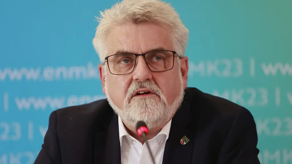 Sachsen-Anhalts-Energie-und-Wissenschaftsminister-Armin-Willingmann-SPD-spricht-bei-der-Pressekonferenz-zum-Abschluss-der-Energieministerkonferenz-unter-dem-Vorsitz-von-Sachsen-Anhalt