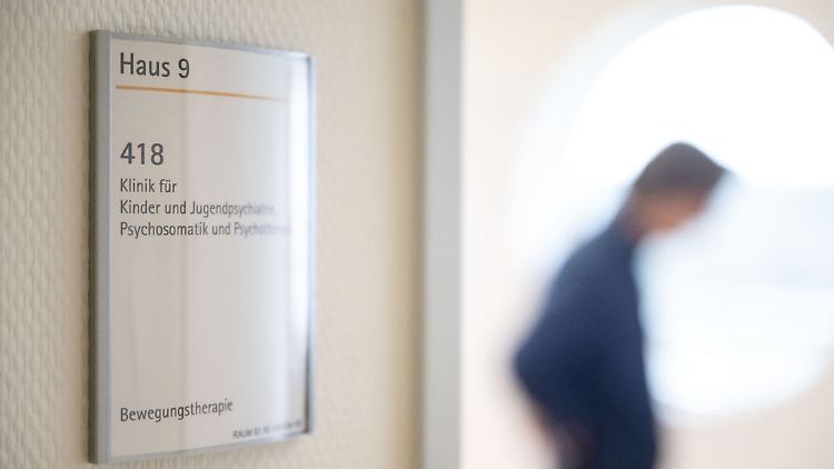 Die Zahl der stationären und ambulanten Behandlungen sinkt wieder leicht, erreicht aber noch nicht Vor-Pandemie-Niveau.