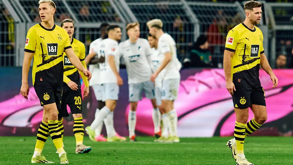 Dortmunds-Nico-Schlotterbeck-Marcel-Sabitzer-und-Niclas-Fuellkrug-l-r-reagieren-nach-dem-2-2