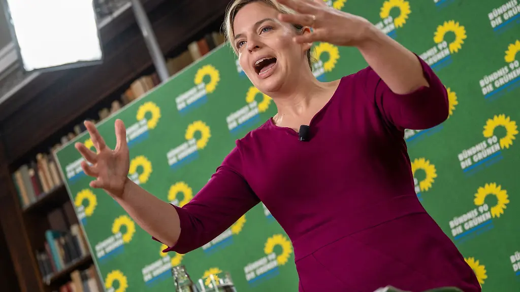 Katharina-Schulze-Buendnis-90-Die-Gruenen-nimmt-an-einer-Pressekonferenz-zur-konstituierenden-Fraktionsklausur-der-bayerischen-Landtags-Gruenen-teil