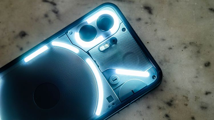 Die Rückseite des Nothing Phone (2), wenn man sie als Fotolicht verwendet.