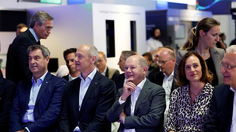 Siemens-Chef Roland Busch (M.) will die Investitionen in Erlangen ausbauen - der Standort soll um bis zu 60 Prozent wachsen. 