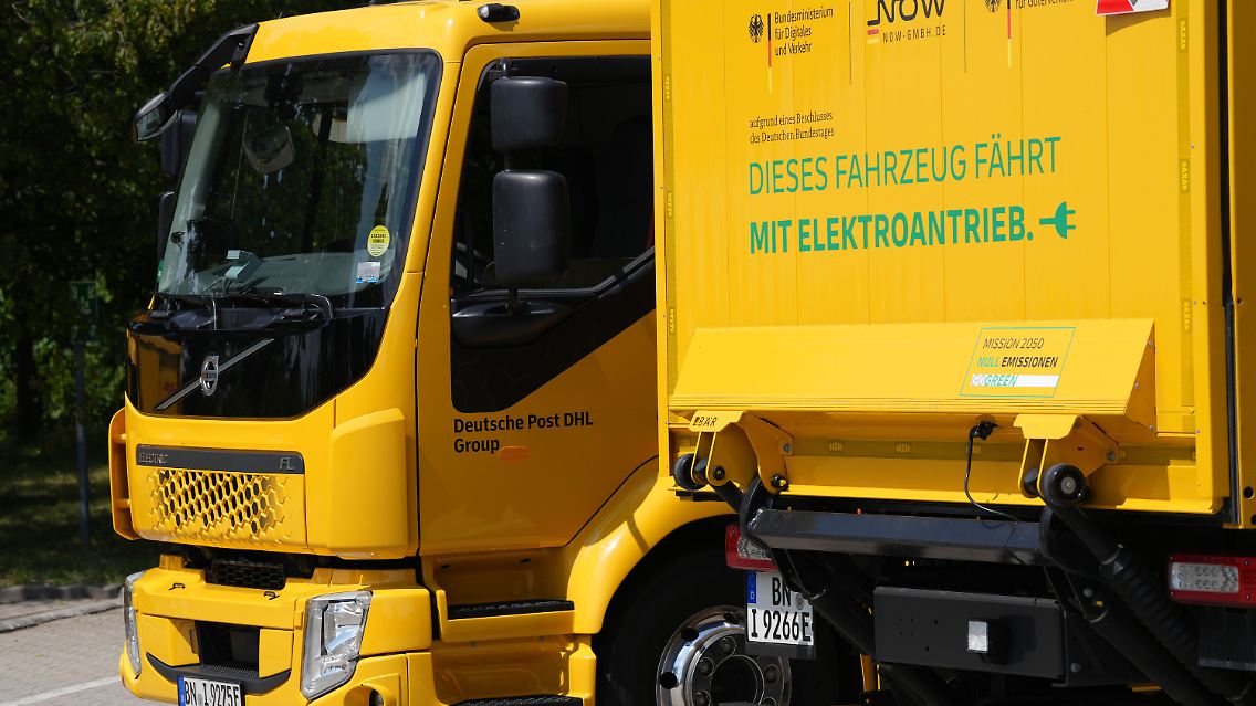 Zwei elektrisch angetriebene Lastwagen Volvo FL Electric 4x2 im Deutsche Post- und Briefzentrum Schönefeld (Brandenburg).