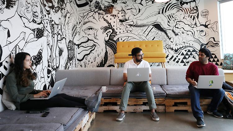 Shopify-Mitarbeiter am Hauptsitz des Unternehmens in Ottawa: Die 11.000 Angestellte weltweit sollen künftig keine Zeit und kein Geld mehr in Meetings verschwenden.