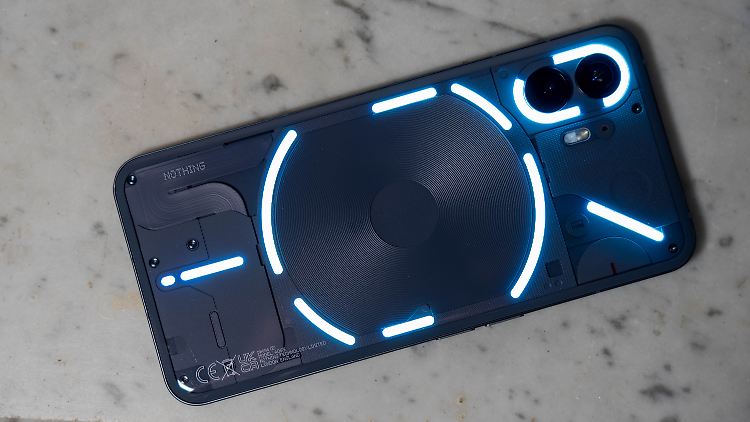 Durch eine Teilung der LED-Streifen hat das Nothing Phone (2) elf statt fünf Leucht-Elemente.