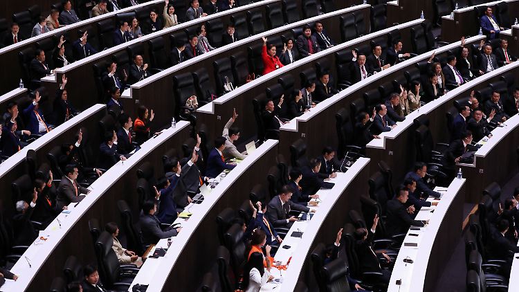 Nach stundenlangen Diskussionen gelang es Pita nicht, die nötigen Stimmen unter den Abgeordneten und den vom Militär ernannten Senatoren zu holen.