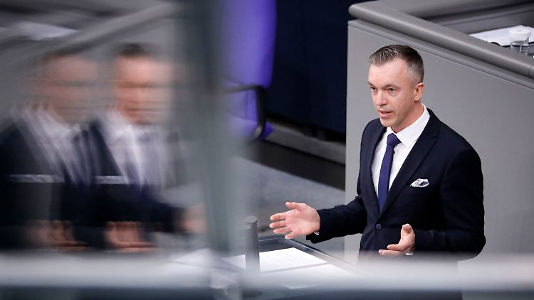 Der AfD-Bundestagsabgeordnete Eugen Schmidt bestätigte, dass sein Büro den Mann auf einer 120-Euro-Stelle beschäftigt. 
