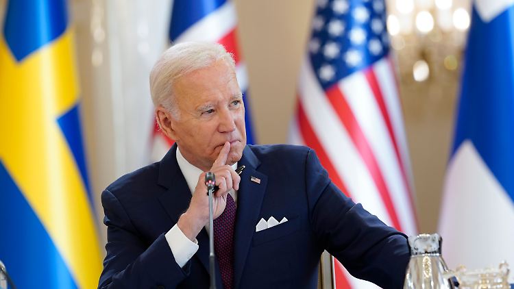 Die Frage ist nicht, ob die Ukraine der NATO "beitreten soll oder nicht. Es geht darum, wann sie beitreten kann", sagte Biden. 