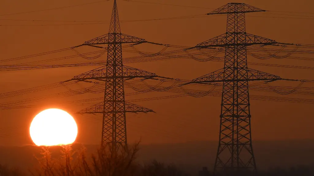 Die-Sonne-geht-hinter-Strommasten-auf