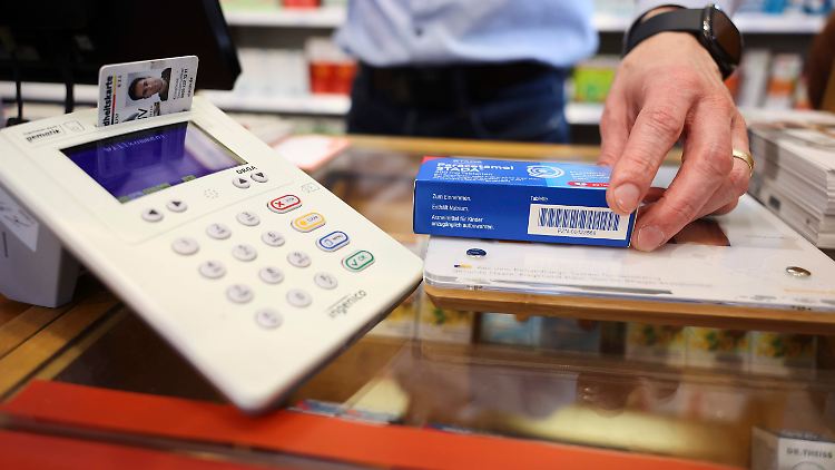 Zum Einlösen von E-Rezepten gibt es seit dem 1. Juli bereits eine neue Möglichkeit, bei der man in der Apotheke die Versichertenkarte der Krankenkasse in ein Lesegerät steckt.