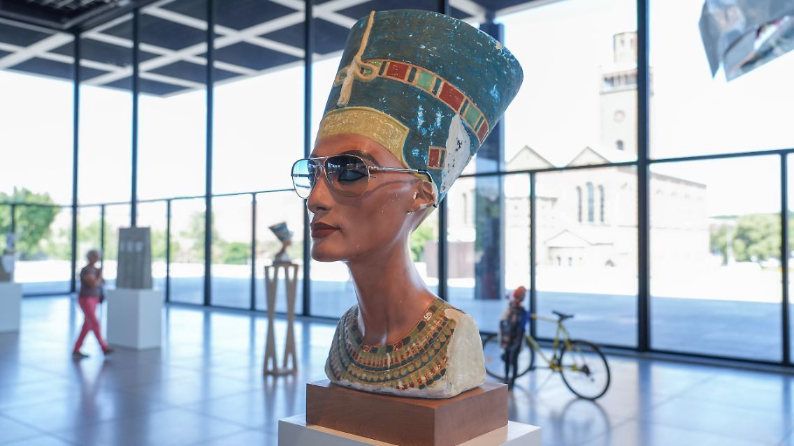 Das Werk "Nofretete - Das Original" von Isa Genzken in der Neuen Nationalgalerie in Berlin.