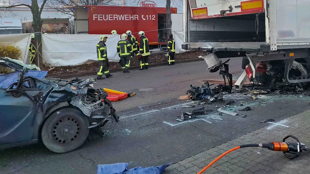 Einsatzkraefte-der-Feuerwehr-arbeiten-an-der-Unfallstelle