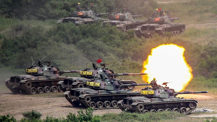 CM-11-Panzer feuern Kanonen während einer zweitägigen Schießübung im September 2022 in Taiwan ab. 