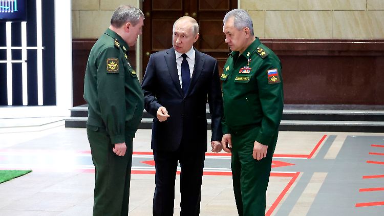 Generalstabschef Waleri Gerassismow (links) versucht offenbar, Kritik nicht zu Putin durchdringen zu lassen.