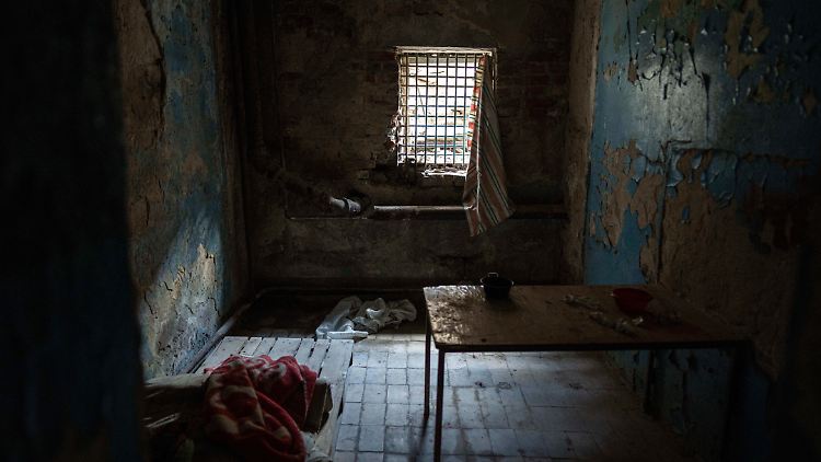 Eine Zelle in einer Polizeistation im ukrainischen Isjum. Ukrainer geben an, dort festgehalten und gefoltert worden zu sein.