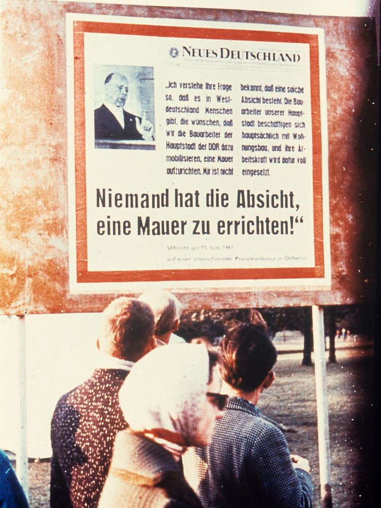 Plakat in West-Berlin: "Niemand hat die Absicht, eine Mauer zu errichten" - der Satz gehört zu den bekanntesten Zitaten von Walter Ulbricht.
