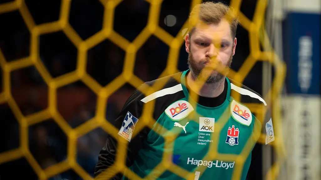 Hamburgs-Torhueter-Johannes-Bitter-reagiert-nach-einem-Tor-gegen-seine-Mannschaft