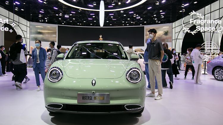 Deutsche Autobauer haben in China bei ihren E-Autos erhebliche Absatzprobleme - die einheimische Konkurrenz ist deutlich günstiger.