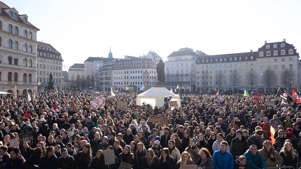 Teilnehmende-einer-Grosskundgebung-fuer-Demokratie-und-gegen-Rechtsextremismus-stehen-auf-dem-Neumarkt